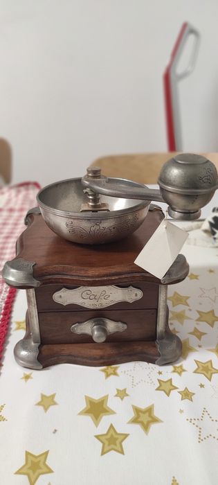 Moinho de café em estanho e madeira