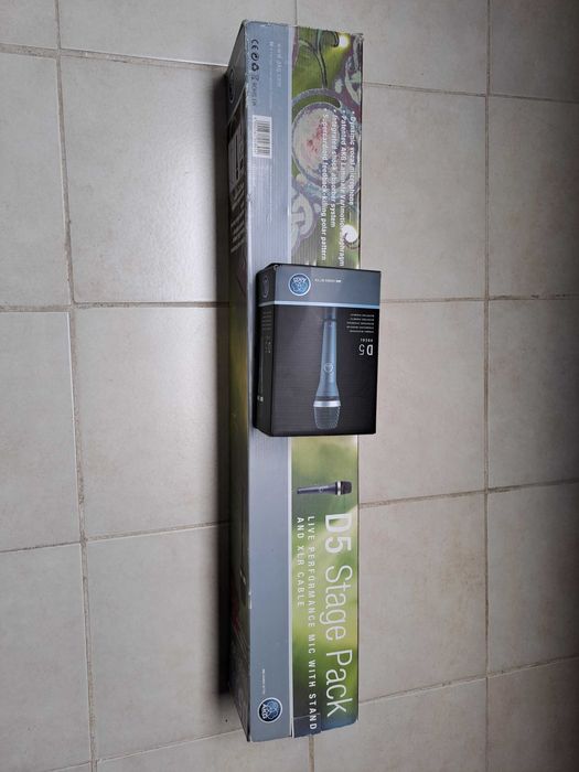 Tripê e microfone AKG431153201221488647