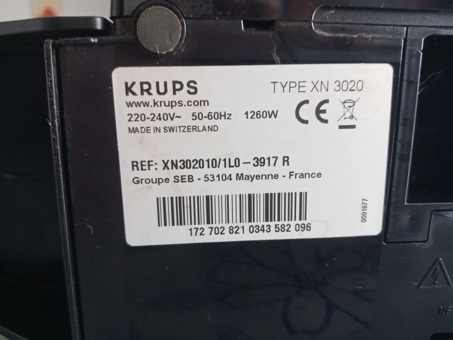 Máquina de café nespresso verde e uma preta com