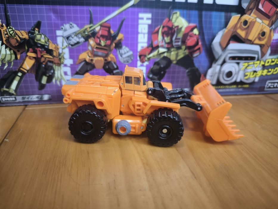 Hasbro Transformers Generations Thrilling 30 Deluxe Autobot Scoop
