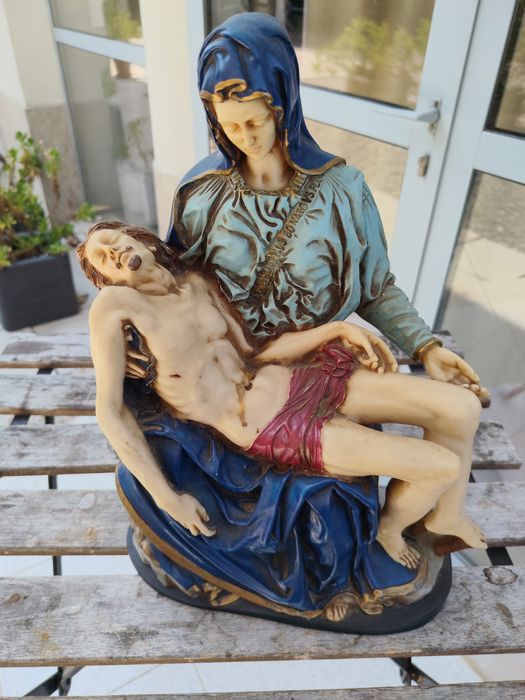 Estátua antiga de Pietá