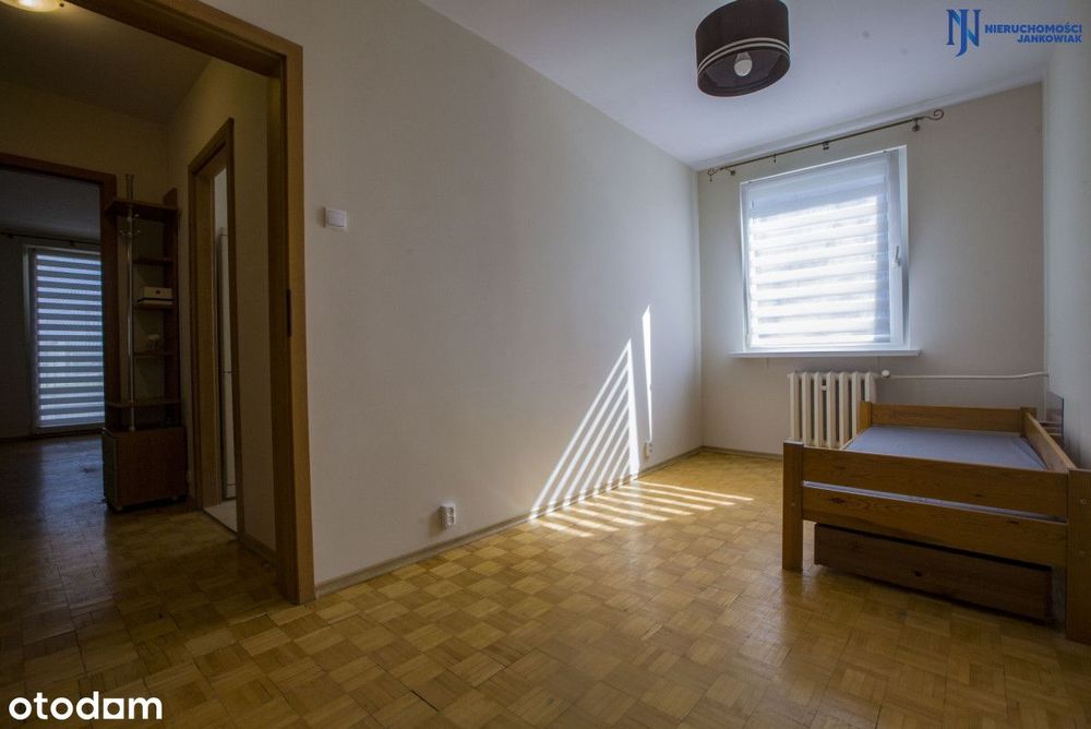 Pierwsze piętro, 3 pokoje, do zamieszkania