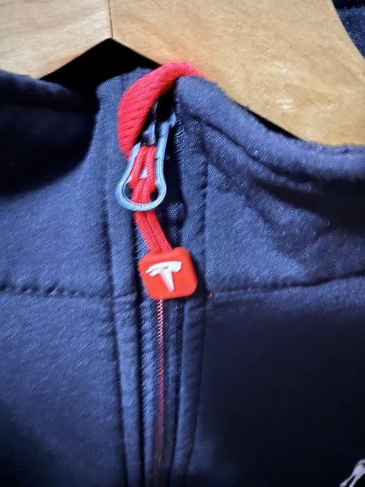 Casaco tesla preto e vermelho