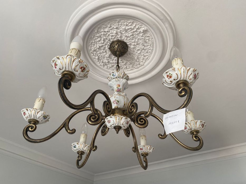 Candeeiro em porcelana 150 euros, com seis lâmpadas.