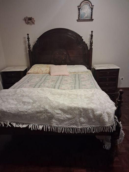 Cama de casal com 2 mesas de cabeceira e cómoda com tampos em mármore
