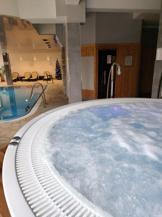 Apartamenty z aneksem kuchennym i sypialnią w kompleksie z basenem, sauną i jacuzzi w cenie noclegu.