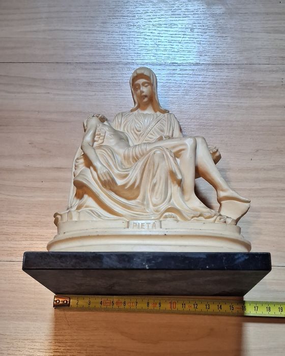 Estátua de mármore sintético Pietá A. Giannetti