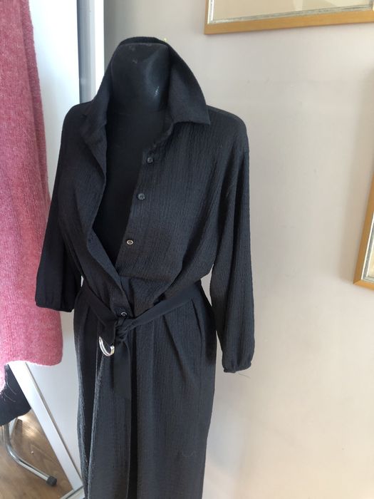 Czarna sukienka koszulowy krój