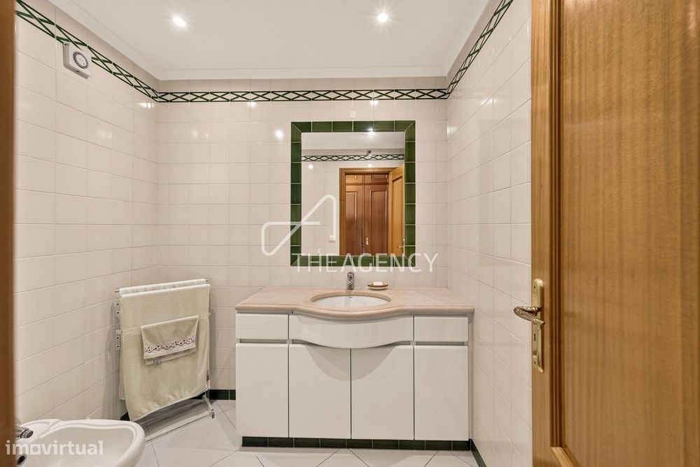 Amplo Apartamento T3+1 no Último Andar nos Jardins da Parede