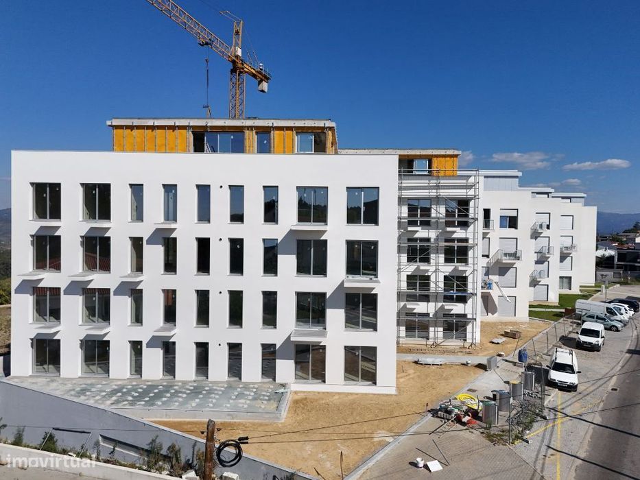 Apartamento T3 novo, 3 FRENTES junto ao centro da Lixa - Cedência d...