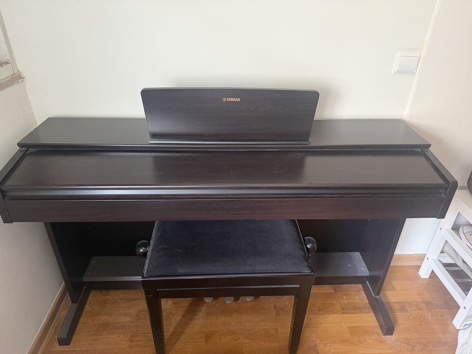 Piano Yamaha com banco