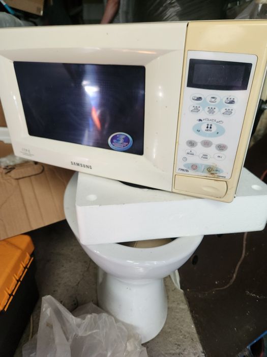 Мікрохвильова піч Samsung CE2638NR