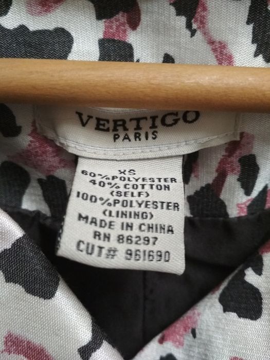 Плащ в принт, в рожевих тонах.