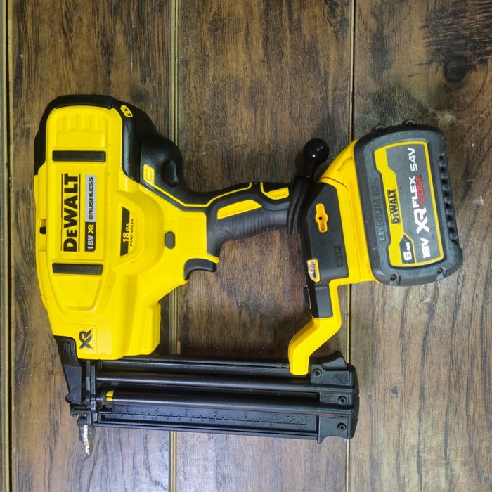 DeWalt DCN680 Gwoździarka z baterią  6ah