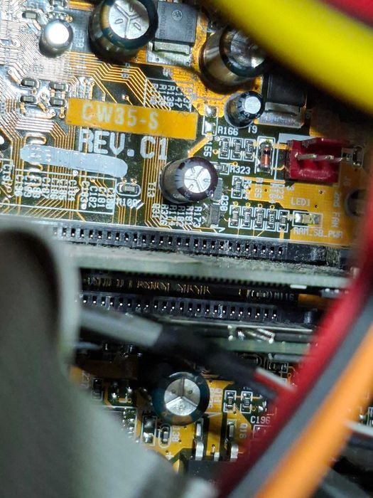 Stary retro komputer stacjonarny Creative