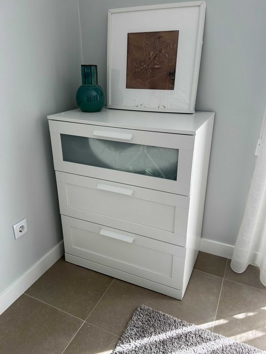 Vendo secretária, cómoda, charriot e cadeirão de verga