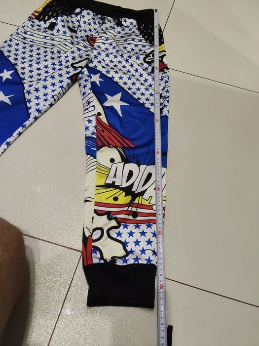 Spodnie adidas komiksowe Rita Ora