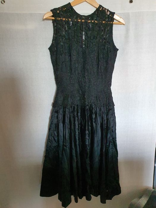 Vestido preto com renda e cetim
