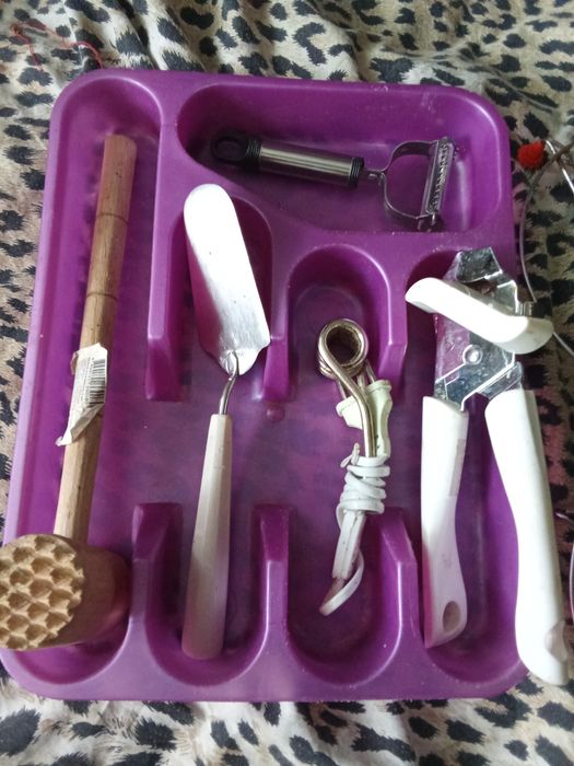 Кастрюли .Стекляні кришкі.откривачка-штопор