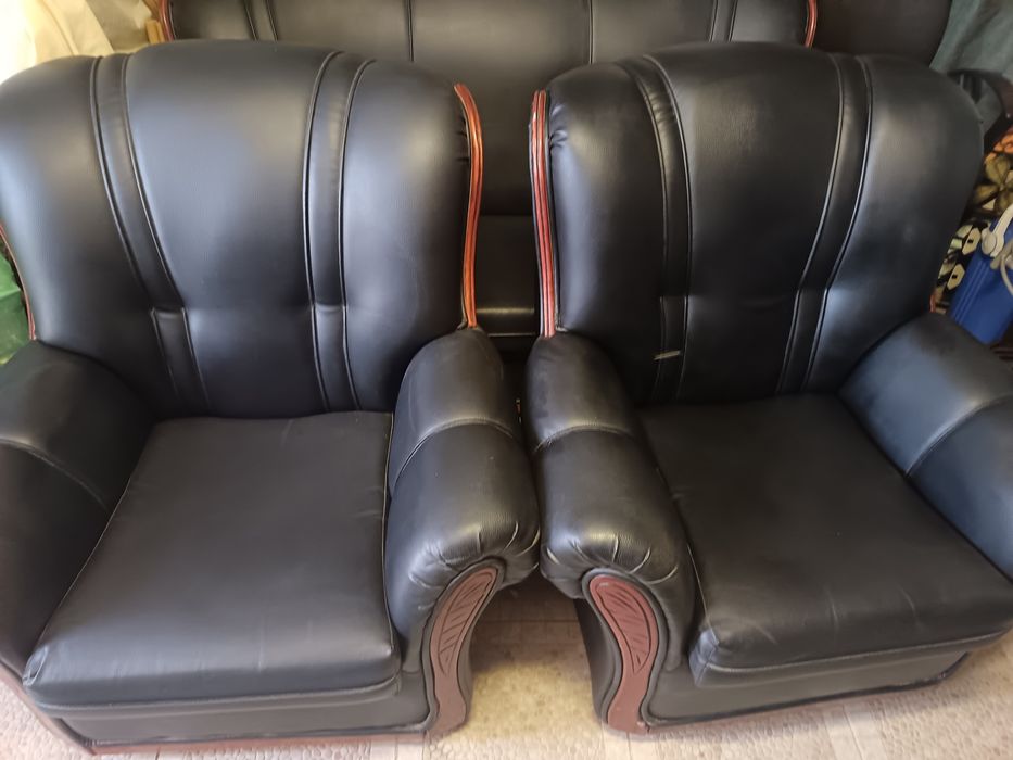 Vende-se conjunto de 3 sofás de Couro em preto