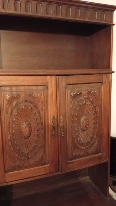 Estante de Sala Vintage em Madeira com Detalhes Esculpidos