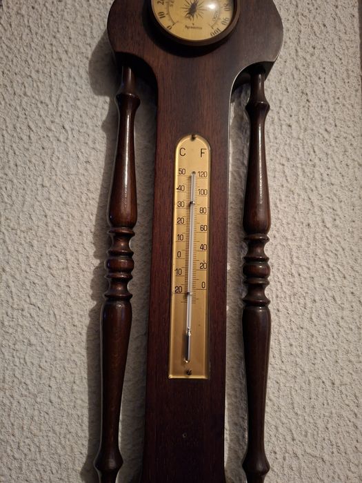 Relógio de parede em madeira escura
