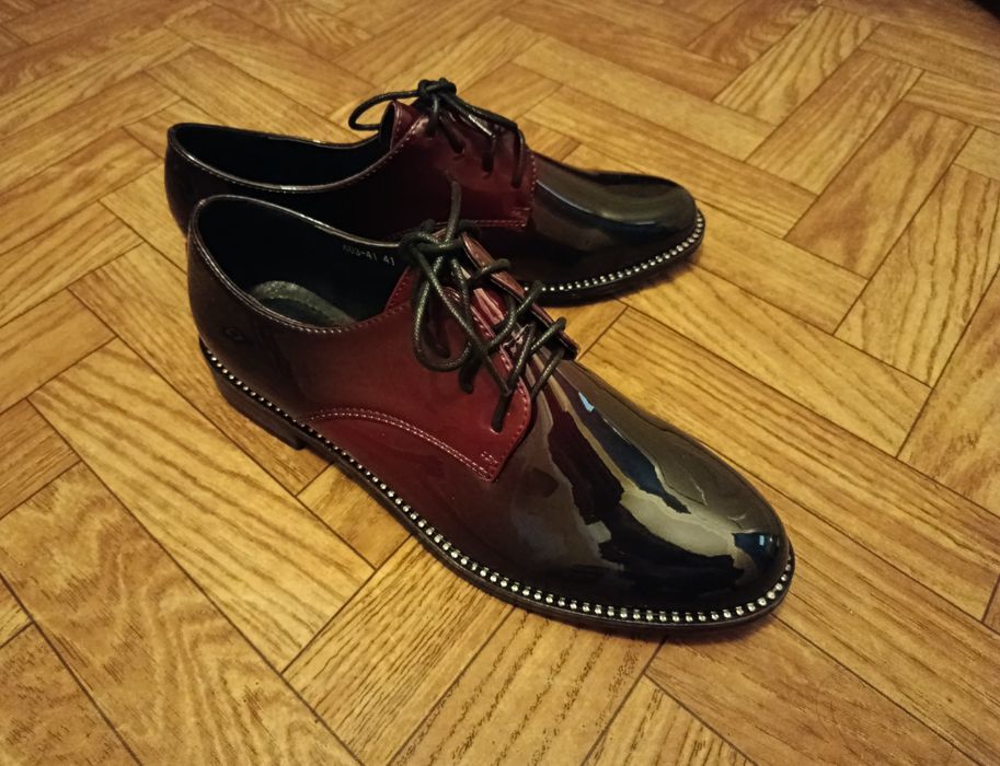 Лакові туфлі на шнурках 41 розмір