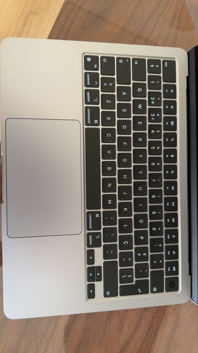 MacBook Air 13″ M3 – Como Novo (Fatura 2024) – 8 GB RAM / 256 GB SSD