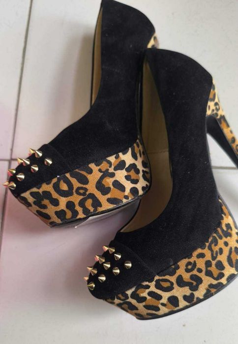 Sapatos Altos Animal Print Com Spikes - Tamanho 36 - Mulher - NOVOS
