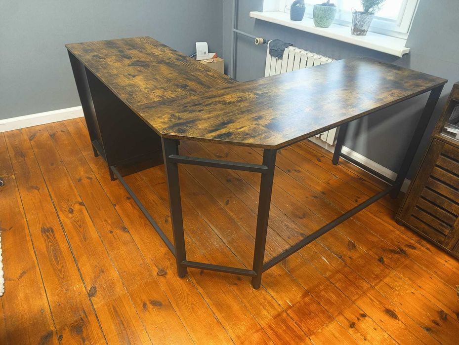 Loftowe biurko narożne w industrialnym stylu. Solidna metalowa konstrukcja, duży blat, bardzo dobry stan. Idealne do biura lub home office.