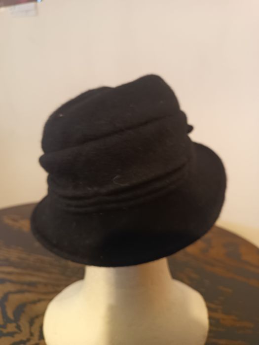 Elegancki czarny kapelusz cloche 100% wełna z kwiatem retro / vintage