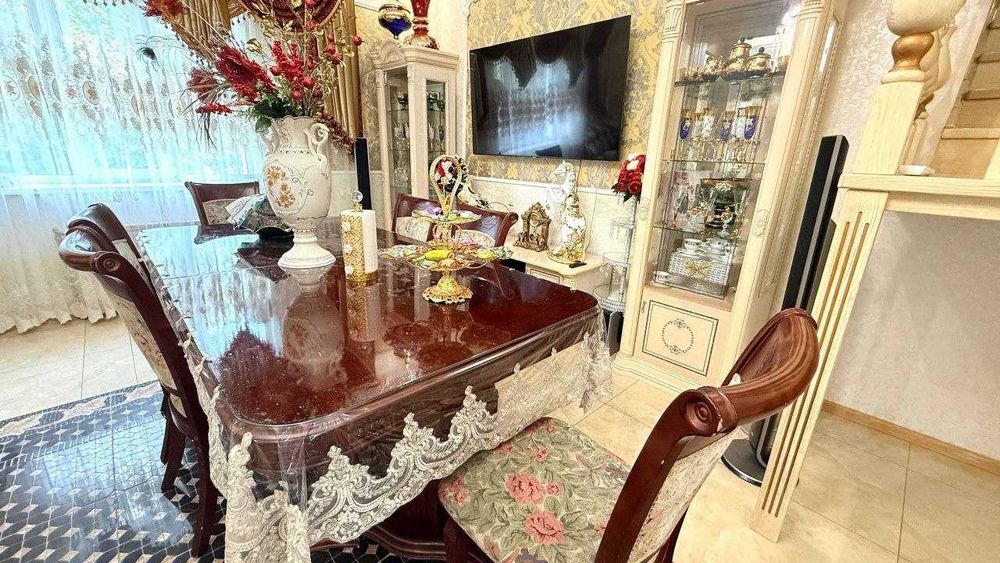 Оренда. Шикарний будинок з доглянутою ділянкою. 5 кімнат, 150 квадратів. Затишний район