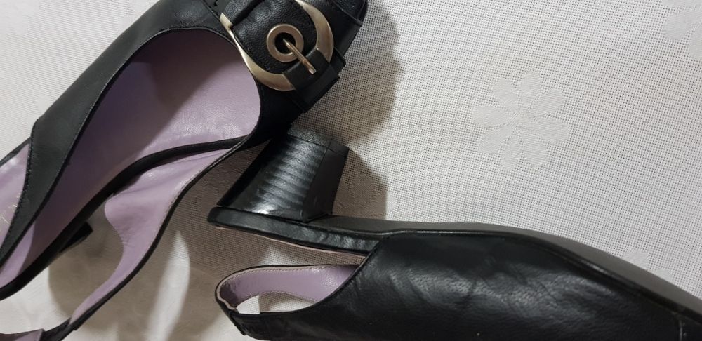 Novos - Sapatos Pele Bianca