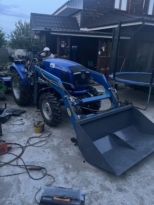 Фронтальний навантажувач на мінітрактор