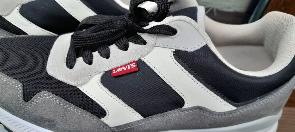 Buty sportowe Levis 40 jak nowe
