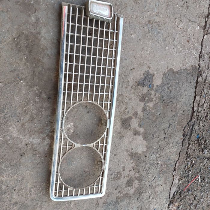 1 часть  передняя решетка автомобиля ВАЗ 2103 ВАЗ 2106