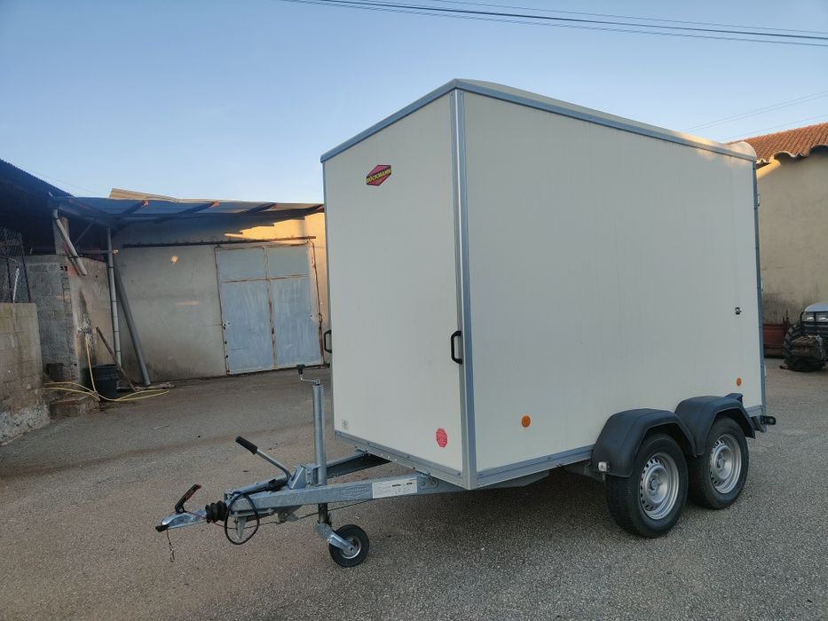 Atrelado de carga fechado