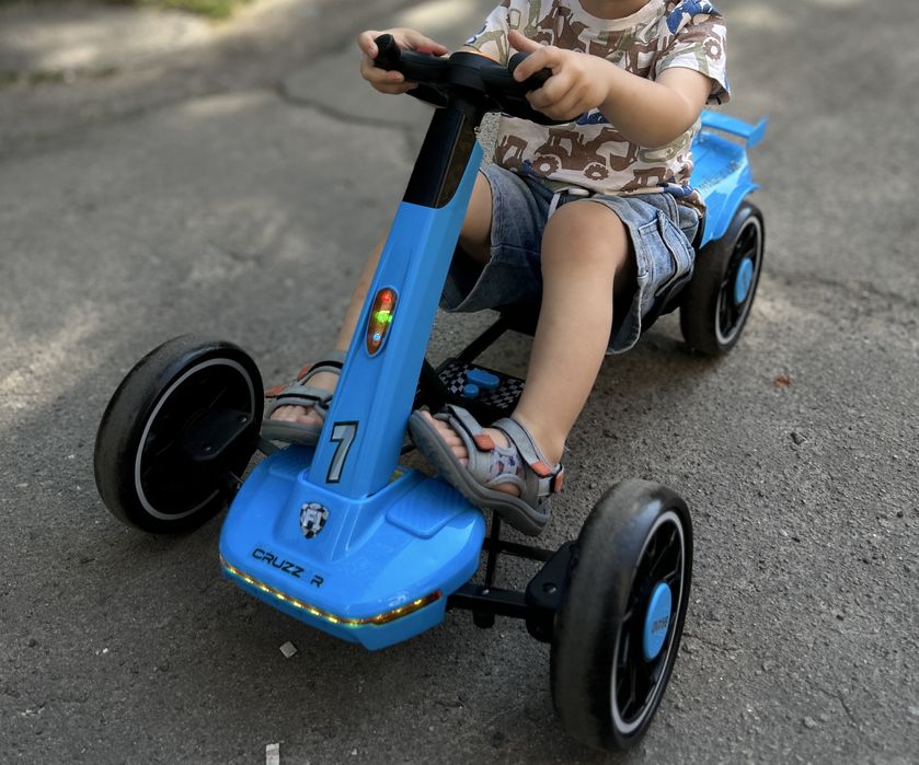 Дитячий електромобіль