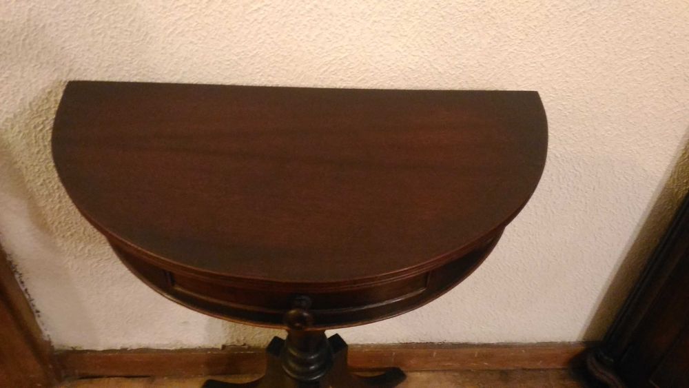 Mesa  em madeira de mogno. Bom estado