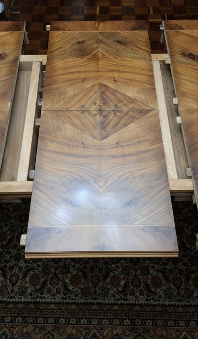 Mesa e cadeiras de sala de jantar em madeira