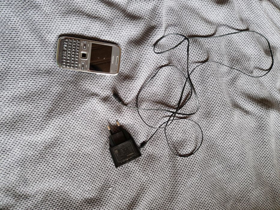 Nokia E72 srebrna + ładowarka