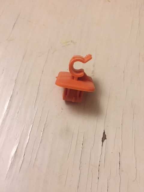 Клипса держателя капота шкода