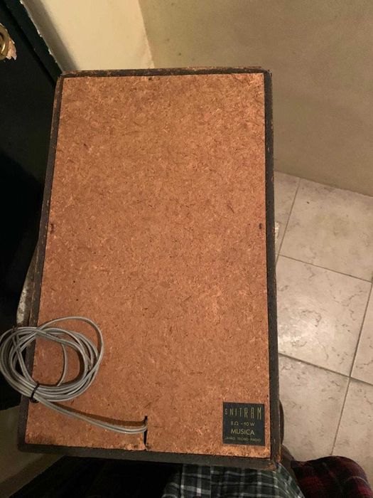 coluna madeira com cabos