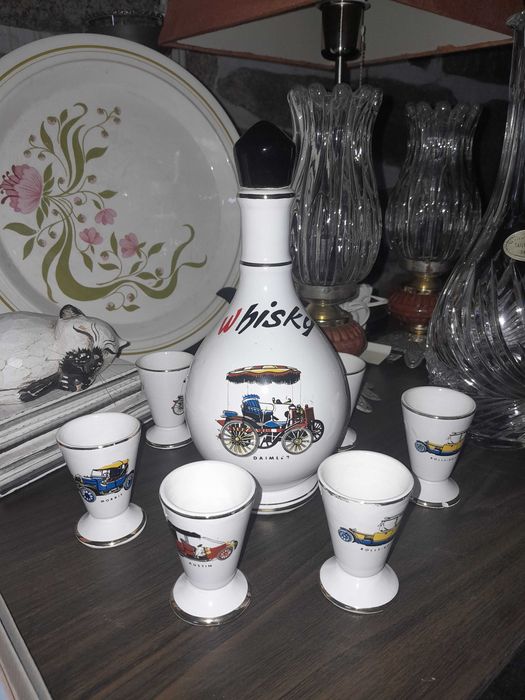 Vendo antigo conjunto de wiskie com os 6 copos