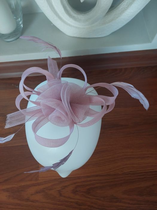 Fascynator ozdoba na głowę na spince Kolor pudrowy brudny róż