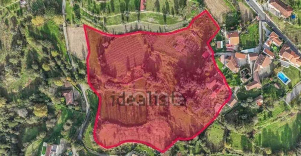 Quinta com 1,4 ha com 2 casas perto do Gerês