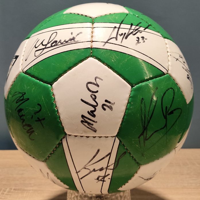 Piłka z podpisami drużyny Lechi Gdańsk