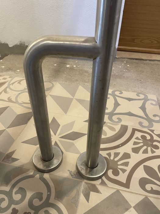 Barra de Apoio Parede e Chão em Inox Mate  da  Erix