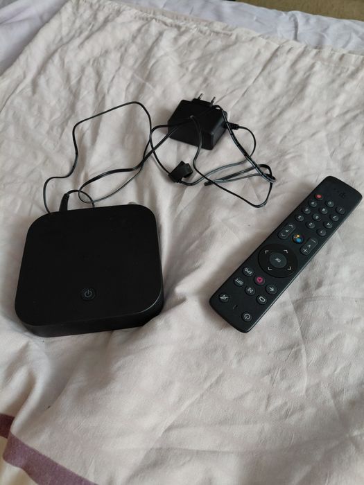 Skyworth STB-HY4402 to zaawansowany dekoder (przystawka typu Smart TV Box) pracujący na systemie operacyjnym Android TV 12