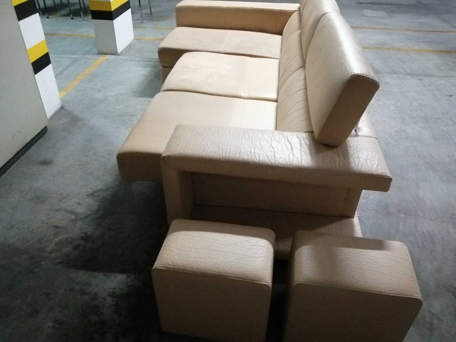 Sofá 3 lugares chaise long a direita c/ arrumo e 2 puffs
